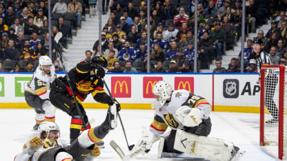 VGK@VAN: Hart with a great save against Elias Pettersson