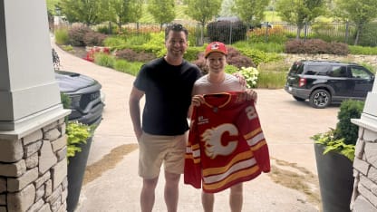 Todd Simpson surprises Joe Iginla with draft jersey