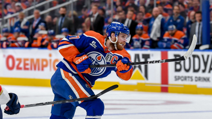 McDavid träffar stolpen