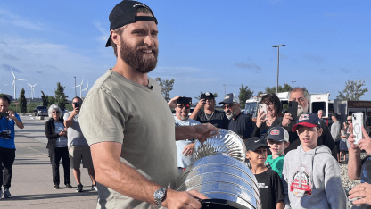 Aaron Ekblad savors Cup day with fans at rink in Windsor