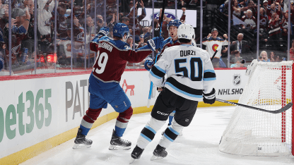 MacKinnon castiga en Power Play