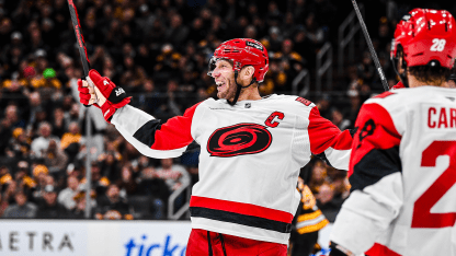 Staal banks one-handed shot