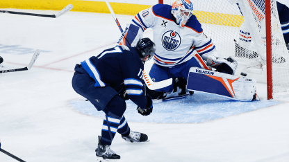 Lowry scores in his 800th NHL game