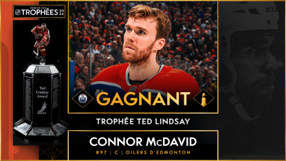 McDavid surpris sur le terrain de golf avec le trophée Ted-Lindsay