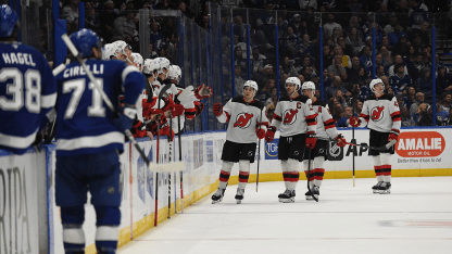 Hischier trifft im Fallen mit dem Schlittschuh