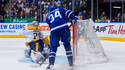 Matthews snärtar dit pucken