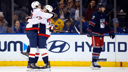 Oshie bugsiert Puck ins Tor