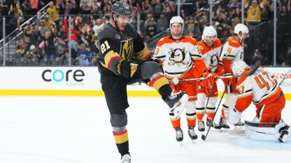 Los Golden Knights cierran la serie inaugural de la temporada en casa con una victoria por 3-1 contra Anaheim