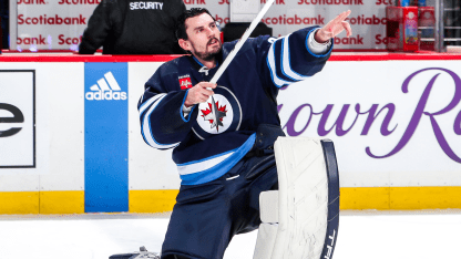 Hellebuyck_points_up