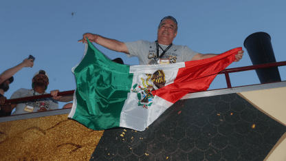 Lopez_displays_Mexico_flag