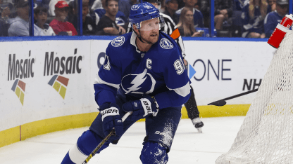 Stamkos_Lightning_behind_net