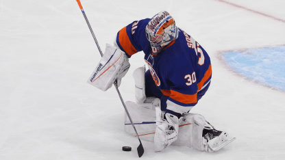 Sorokin_Islanders_plays-puck