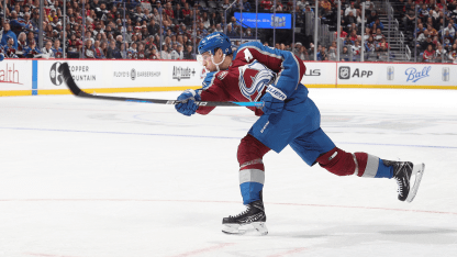 MacKinnon_Avalanche-shoots-puck