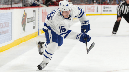 Marner_TOR_passes-puck-up-close