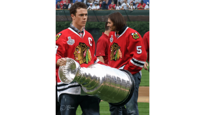 Toews_holding_Cup_atWrigleyField