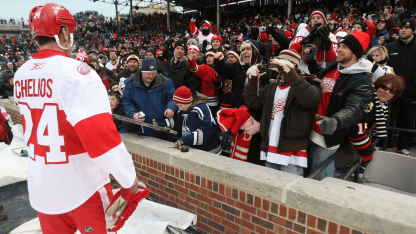 Chelios_greets-fans_2009WinterClassic