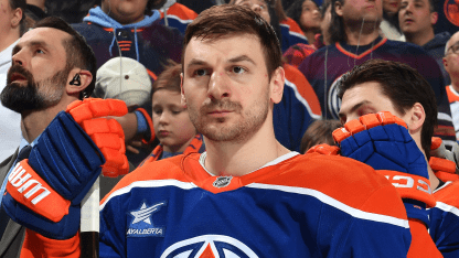 Hyman_Oilers_up-close-on-bench