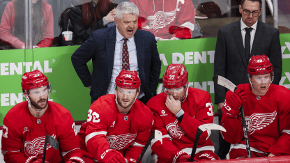 McLellan_angry_RedWings-bench