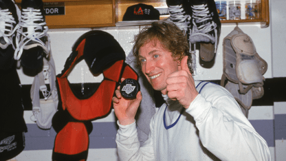 Gretzky_displays_goal_802