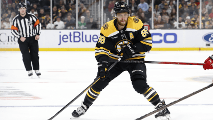 Pastrnak_Bruins_controls-puck