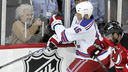 Bennett_rinkside_shooting_NYR-NJD