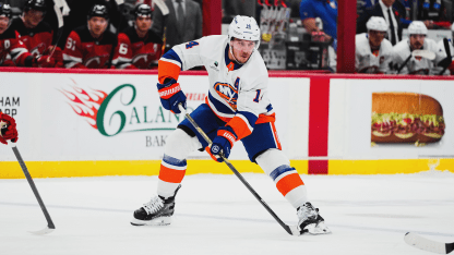 Horvat_NYI_moves-puck