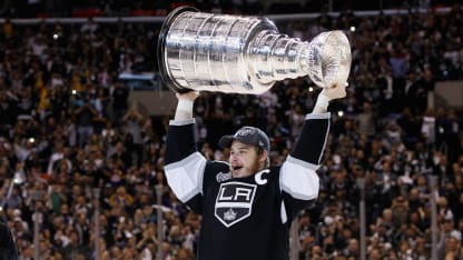Brown immortalized by Kings' statue, induction into U.S. Hockey