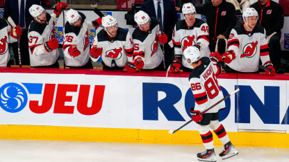 Devils score final 5 goals to polish off win over Red Wings 