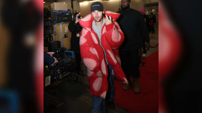 Justin Bieber wears an oversized red coat with wife Hailey in a fur jacket  as they join Tate McRae and Kid LAROI after the NHL All-Star game in  Toronto