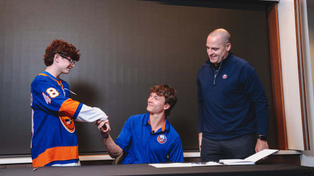 20250804_SCHAEFER_JERSEY_REVEAL_LOCKERROOM_BATCH1-70