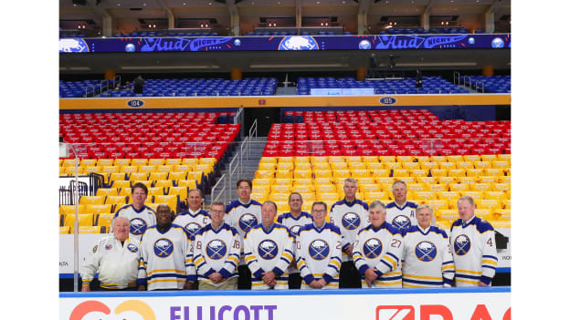 20191212-alumni-group-bench-gallery