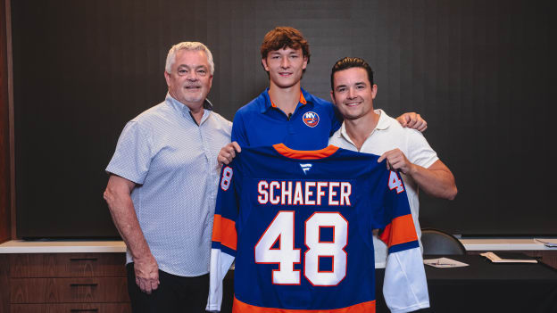 20250804_SCHAEFER_JERSEY_REVEAL_LOCKERROOM_BATCH1-84