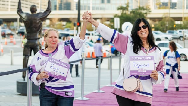 251123TBLvsPHI_HockeyFightsCancer104cbl
