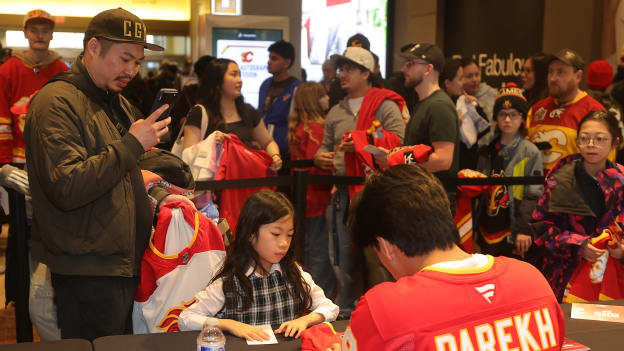 20260223_Flames Autograph Session_ 0026 DM