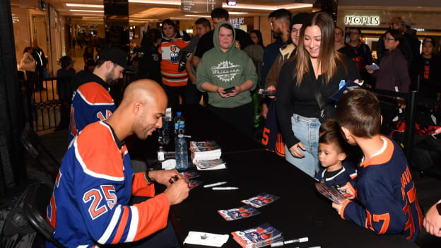 West Edmonton Mall Autograph Session