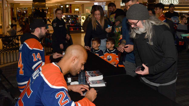 West Edmonton Mall Autograph Session