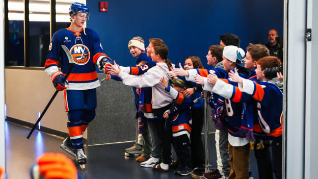 20251126_BOS_NYI_HIGHFIVELINE-9