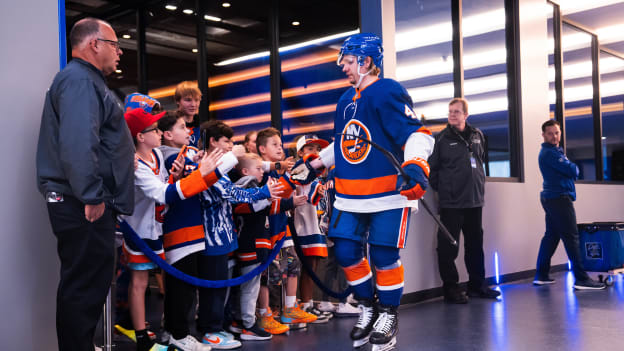 20250929_PREGAME_NYI_NYR_HIVEFIVELINE-5