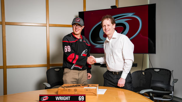 250201_MakeAWish_Alek_Contract_Signing_JL205249