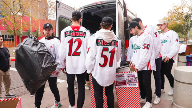 20231218_CoyotesPHXCHPlayerVisit_00-95