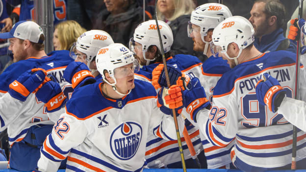 Edmonton Oilers v Vancouver Canucks