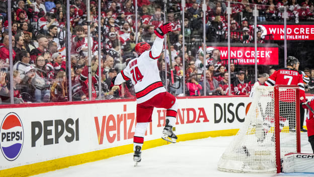 14_250427_CARvsNJD_RD1_GM4_JL200542