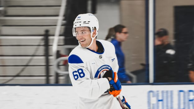20250919_NYI_TRAININGCAMP_JOHNSTON-43