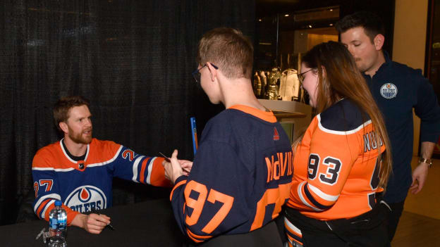 West Edmonton Mall Autograph Session