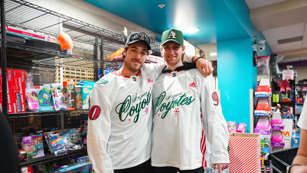 20231218_CoyotesPHXCHPlayerVisit_00-67