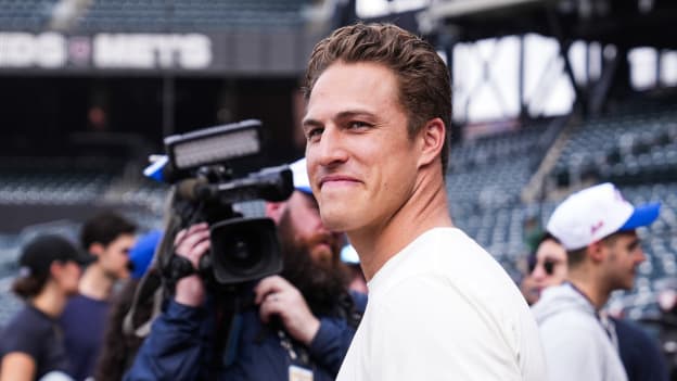 PHOTOS: Anders Lee Throws First Pitch at Mets Game