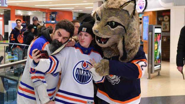 West Edmonton Mall Autograph Session