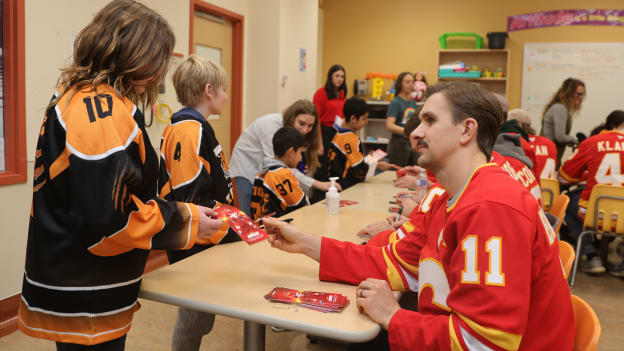 20251121_Floor Hockey_045_ DM