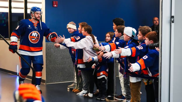 20251126_BOS_NYI_HIGHFIVELINE-7