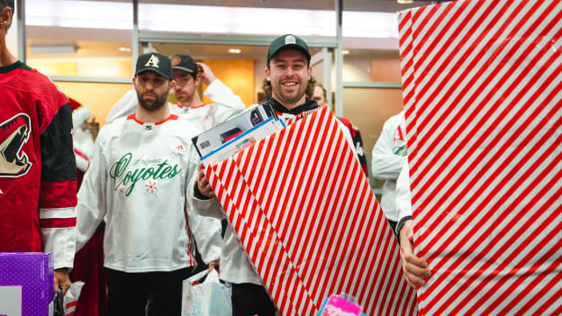 20231218_CoyotesPHXCHPlayerVisit_00-86